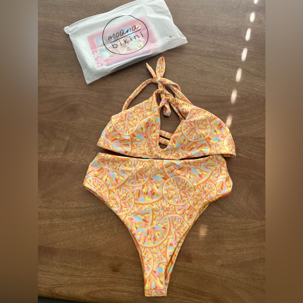 Moana Citrus Squeeze Marlin- Top L, Bottom M